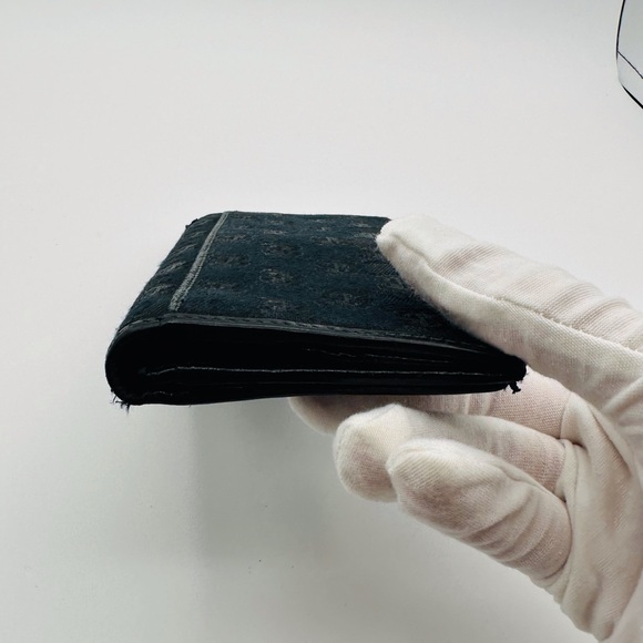 Gucci Gold Emblem Wallet - Picture 12 of 12